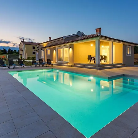 Amazing In With Outdoor Swimming Pool Nyaraló *