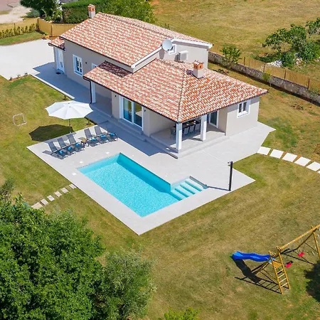 Amazing In With Outdoor Swimming Pool Nyaraló